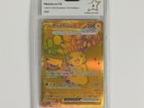 une carte à collectionner Pokémon sur laquelle figure un Pokémon jaune