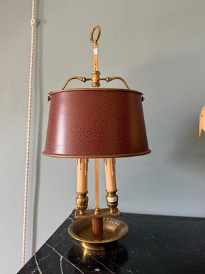 une lampe posée sur une table