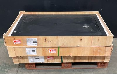 une caisse en bois avec un couvercle noir, posée sur une palette