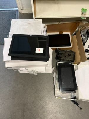 de nombreux appareils électroniques posés par terre
