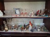 une vitrine sur laquelle sont disposés de nombreux objets en verre