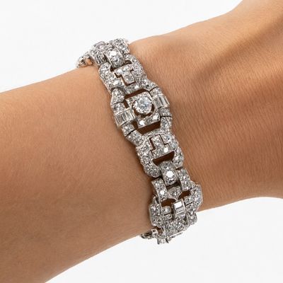 une image représentant la main d'une femme portant un bracelet