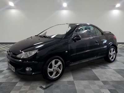 la photo d'une voiture noire sur un sol en damier