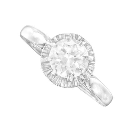 gros plan d'une bague en diamant sur fond blanc