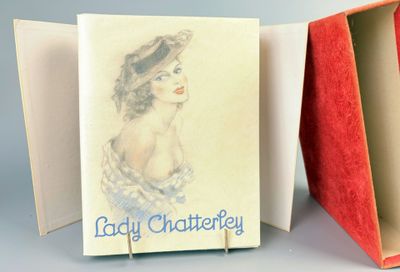 deux cartes sur lesquelles figurent une dame avec un chapeau et une dame en robe