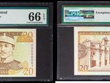 Trois types de monnaies différents sont exposés dans une vitrine