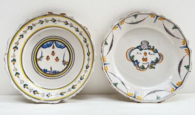 deux assiettes à motifs sont posées sur une étagère