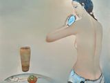 tableau représentant une femme buvant dans un verre, à côté d'un poisson et d'un vase