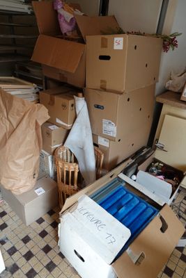 une pièce remplie de cartons et d'autres objets