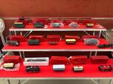 de nombreux types de trains miniatures sont exposés sur une table
