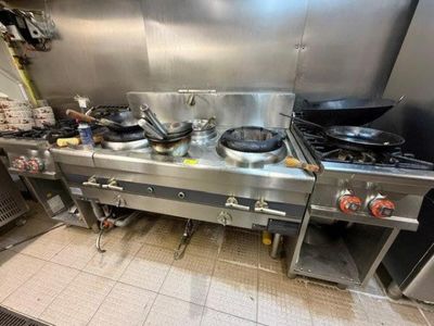 une cuisine équipée d'une cuisinière, d'une plaque de cuisson et d'autres appareils électroménagers