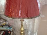 une lampe posée sur une table dans une pièce