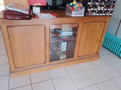 un comptoir en bois avec une porte vitrée au milieu de la pièce