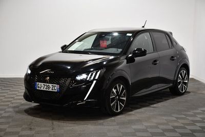 la voiture noire est garée sur le sol en damier d'une pièce