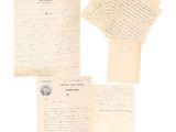 Plusieurs vieilles lettres et enveloppes sont empilées les unes sur les autres