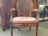 une chaise placée devant une armoire