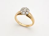 une bague en or jaune sertie de trois diamants sur le dessus