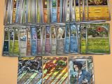 beaucoup de cartes pokemon différentes sur la table