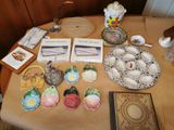 une table sur laquelle se trouvent de nombreux objets
