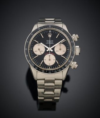 gros plan d'une montre sur une surface noire