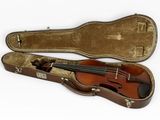 un vieil étui à violon contenant un violon, sur fond blanc