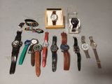 plusieurs types de montres sur la table