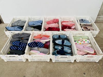 de nombreuses paires de chaussures dans des paniers posés par terre