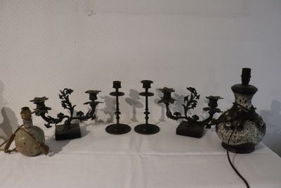 une table sur laquelle se trouvent de nombreux objets différents