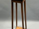 une image représentant une petite table en bois avec un plateau en carrelage