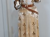 une statue représentant une femme portant un chapeau et une robe