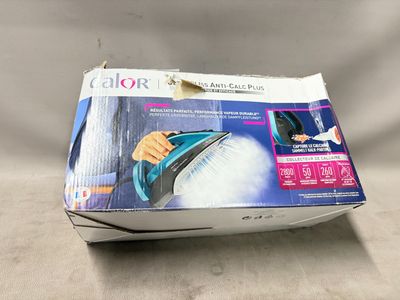 la boîte est ouverte pour montrer le contenu d'un aspirateur