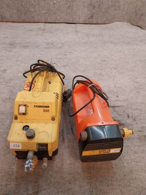deux outils électriques posés par terre l'un à côté de l'autre