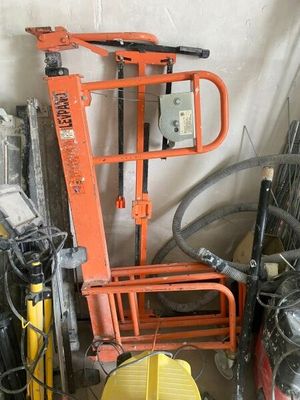 une pile d'objets hétéroclites dans un garage