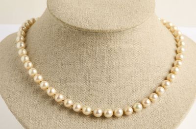 gros plan d'un collier de perles sur un mannequin