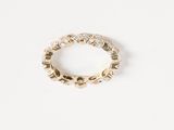 gros plan d'une bague en diamant sur une surface blanche