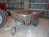 un petit chariot métallique à roulettes dans un garage