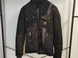 La veste est suspendue à un portant dans un magasin de vêtements.