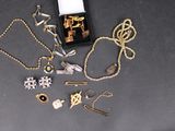 une boîte contenant des bijoux en or et en argent posée sur une table