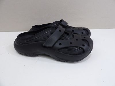 des Crocs noires avec un nœud sur le côté