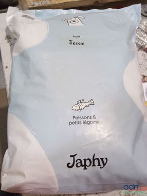 un sac de provisions posé sur un plan de travail