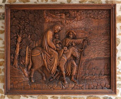 un relief en bois représentant un homme à cheval et une femme à cheval