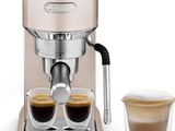 une image d'une machine à café avec deux tasses de café