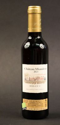 une bouteille de vin posée sur une table