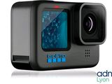 une image représentant une caméra d'action GoPro avec un écran bleu