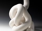 une sculpture blanche posée sur une table