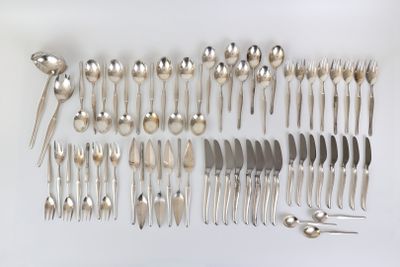 un grand nombre de cuillères et de fourchettes en argent disposées sur une table