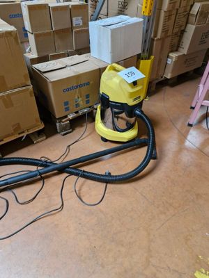 une machine jaune posée par terre dans une pièce