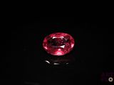 gros plan d'un diamant rouge sur une surface noire