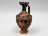 un vase orné d'un motif noir et rouge
