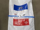 un sac blanc de croquettes pour chien posé sur une table